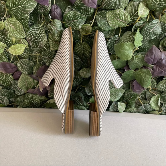 INDIGO RD Women Ivory Black Striped
Canvas Flats Mules size 8 - Picture 10 of 11